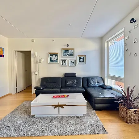 Location 3 Bedrooms Modern Sauna, Balcony, Elevator, And Easy Access To Center דירה