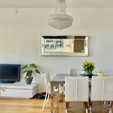 Location 3 Bedrooms Modern Sauna, Balcony, Elevator, And Easy Access To Center דירה *